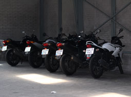 Motorcyklerne til eleverne